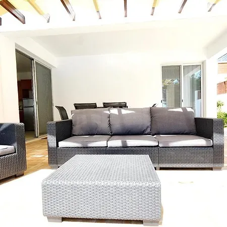 Ana Villa *
