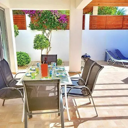 Ana Villa Coral Bay