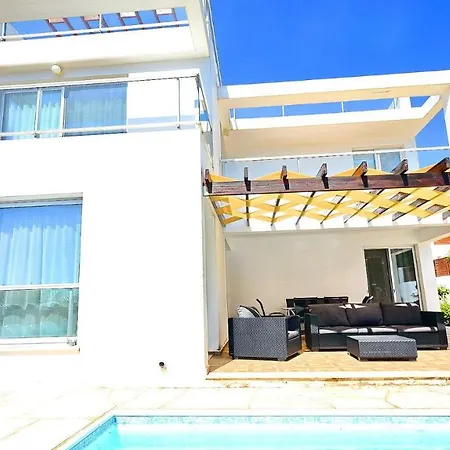 Ana Villa Coral Bay